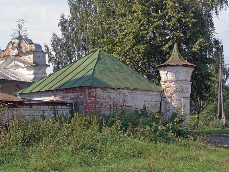 Церковь Николая Чудотворца, Никольское (Некрасовский район, Ярославская область). дополнительная информация, Часовня и угловая башня в ограде