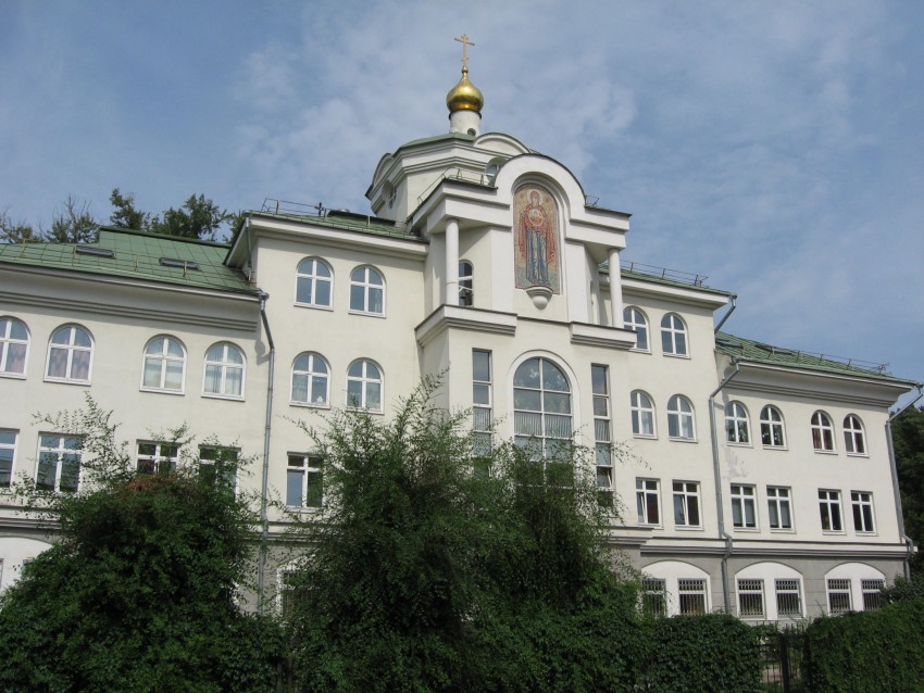 Домовая церковь Петра, митрополита Крутицкого и Коломенского, при Традиционной гимназии, Таганский (Центральный административный округ (ЦАО), г. Москва). общий вид в ландшафте