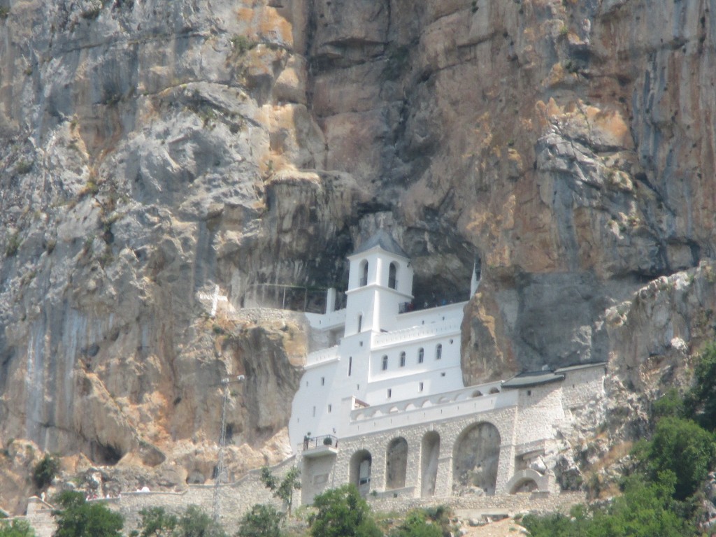 Монастырь Острог, Острог (Черногория, Прочие страны). общий вид в ландшафте