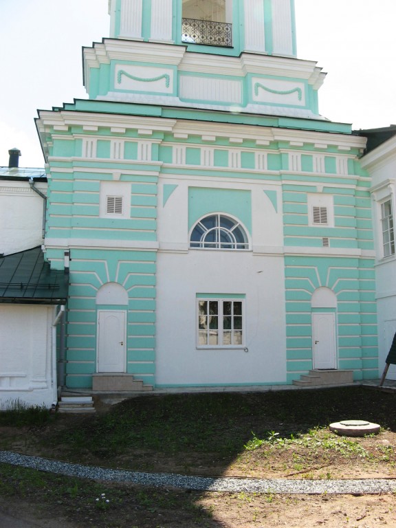 Спасо-Преображенский монастырь. Церковь Тихвинской иконы Божией Матери, Вятка (Киров) (Вятка (Киров), город, Кировская область). фасады, Первый ярус колокольни, где находится алтарная часть церкви