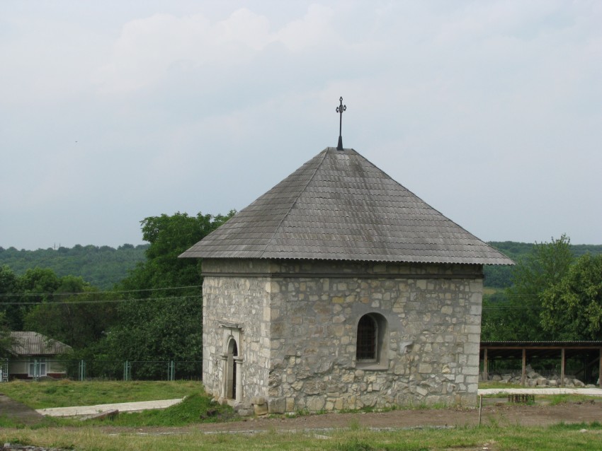 Часовня Василия Великого, Крылос (Ивано-Франковский район, Украина, Ивано-Франковская область). фасады