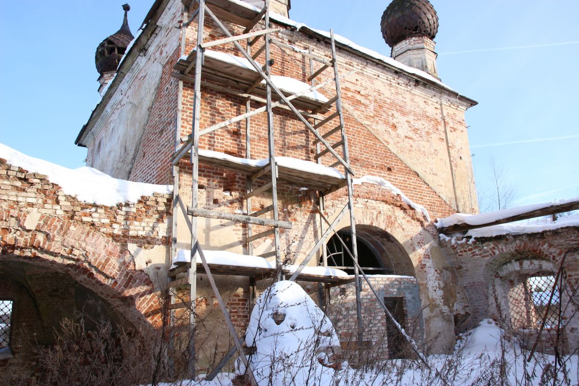 Церковь Успения Пресвятой Богородицы, Ильинское (Большесельский район, Ярославская область). архитектурные детали, Фрагмент трапезной