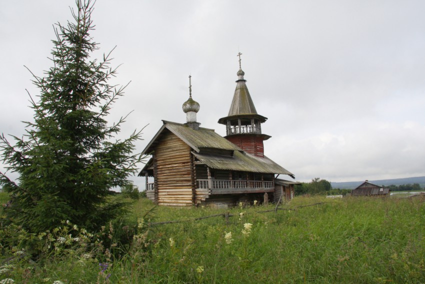 Насоновщина. Часовня Петра и Павла. общий вид в ландшафте