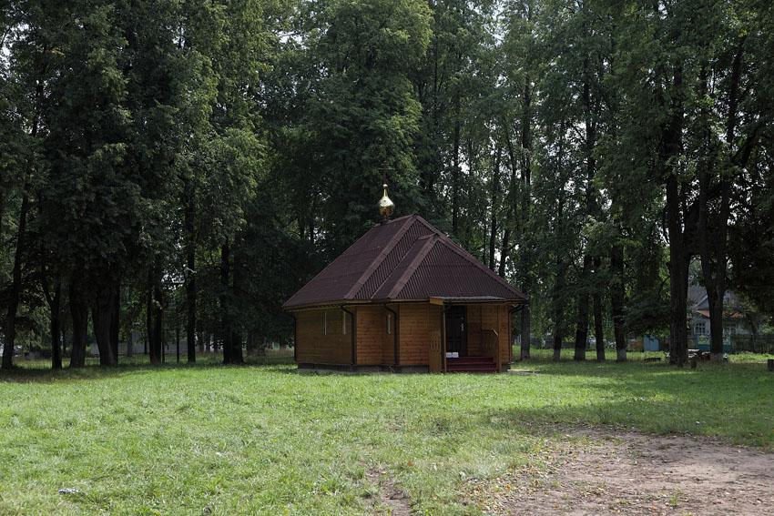 Часовня Смоленской иконы Божией Матери, Климов Завод (Юхновский район, Калужская область). общий вид в ландшафте