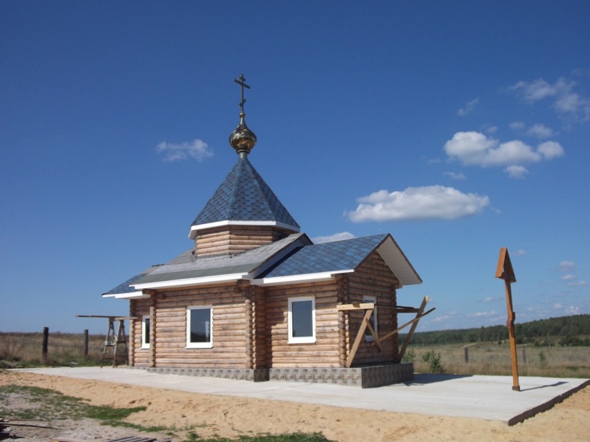Озеро. Церковь-часовня Андрея Первозванного. общий вид в ландшафте