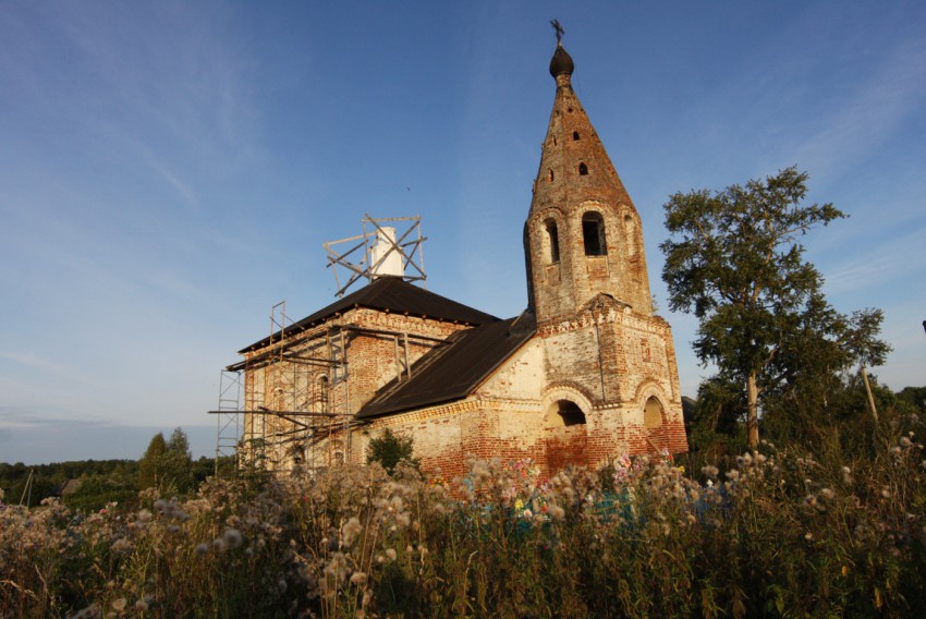 Михайловское. Церковь Михаила Архангела. общий вид в ландшафте