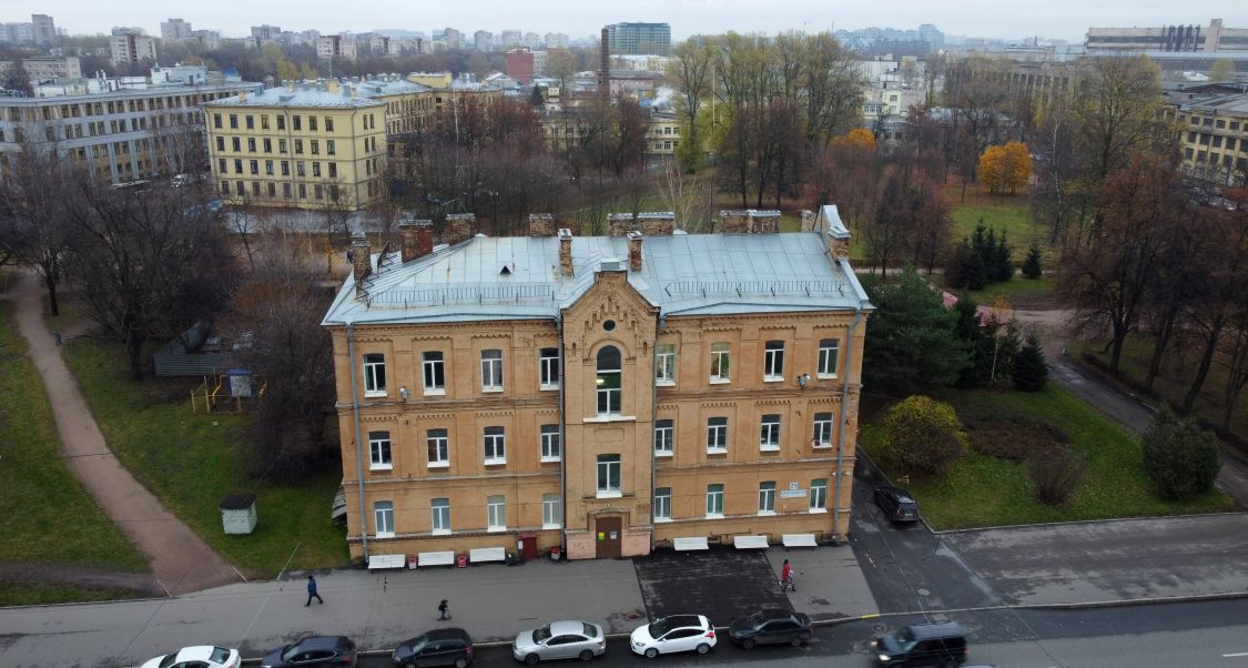 Домовая церковь Никиты Мидикийского при бывших богадельне и убежище для детей им. Никиты и Марии Козьминых, Калининский район (Санкт-Петербург, г. Санкт-Петербург). общий вид в ландшафте