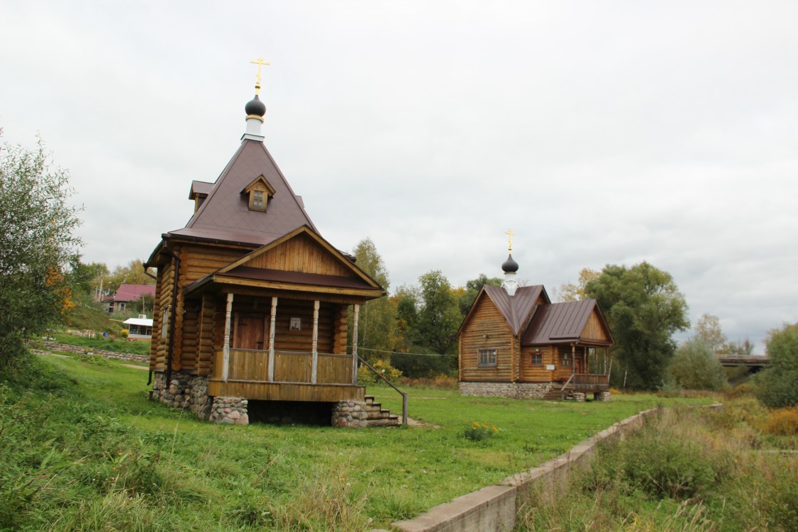 Часовня Параскевы Пятницы, Приволжск (Приволжский район, Ивановская область). фасады, Справа - часовня-купель Николая Чудотворца (мужская) 