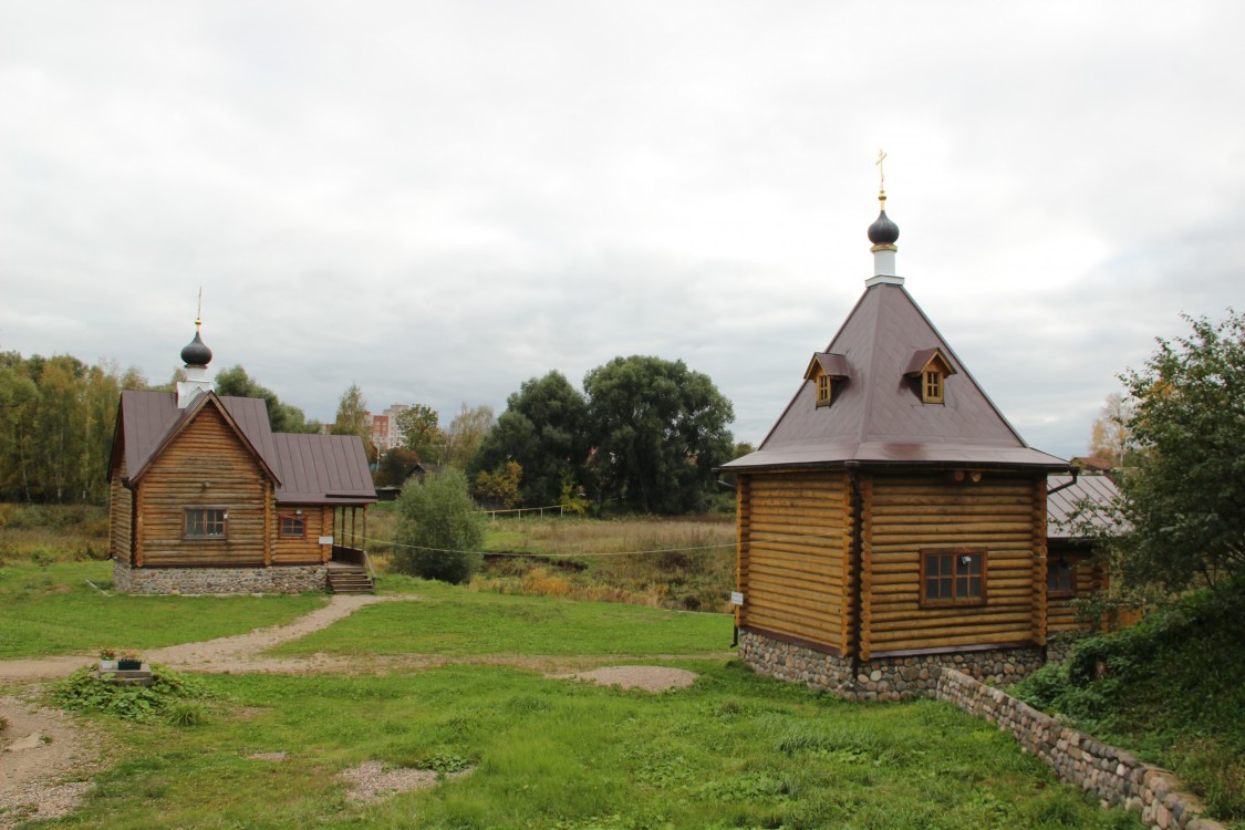 Часовня Параскевы Пятницы, Приволжск (Приволжский район, Ивановская область). фасады, Слева - часовня-купель Николая Чудотворца (мужская), справа - часовня-купель Параскевы Пятницы (женская)