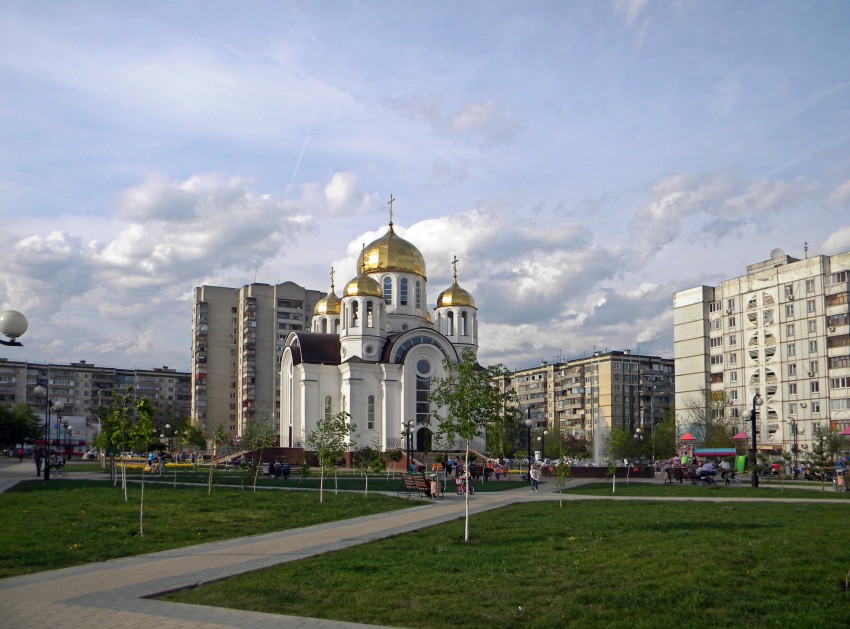 Белгород. Церковь Почаевской иконы Божией Матери. общий вид в ландшафте