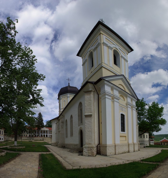 Каприяна. Успенский Каприянский монастырь. Церковь Георгия Победоносца. фасады