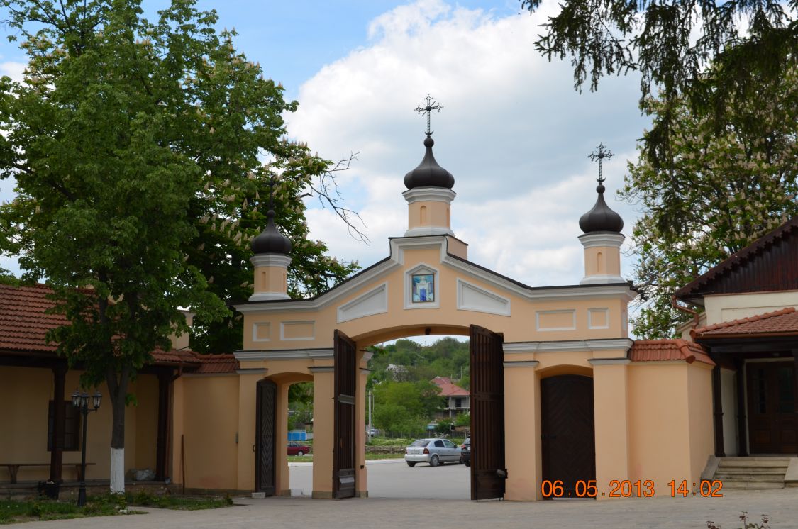 Каприяна. Успенский Каприянский монастырь. фасады, Вход в монастырь