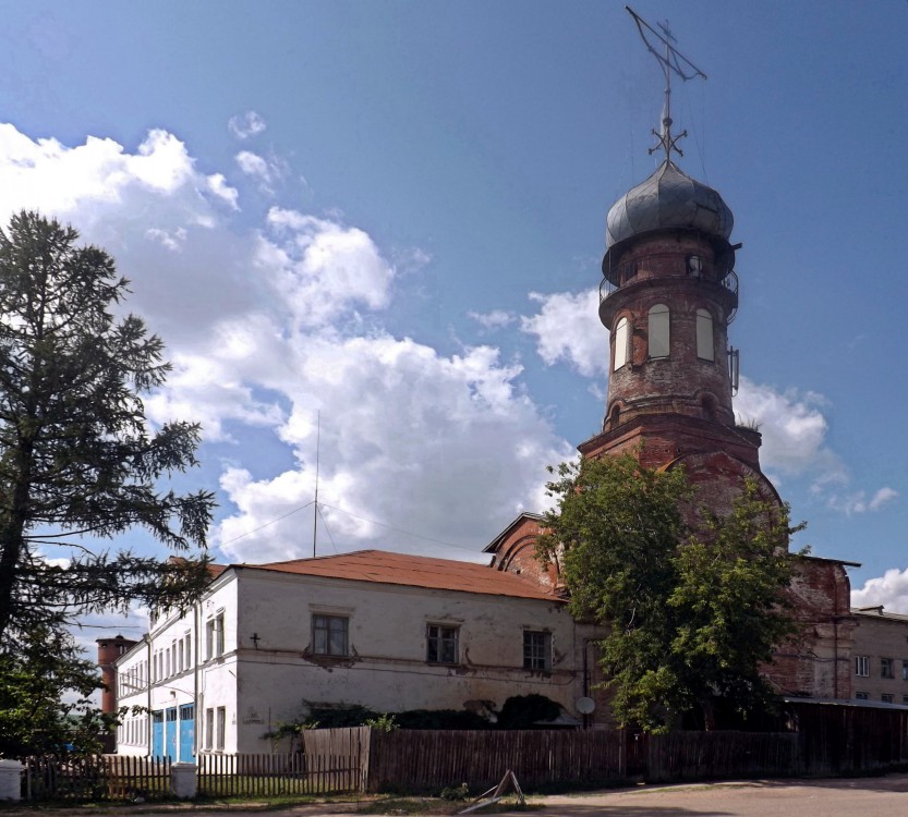 Уржум. Колокольня церкви Митрофана Воронежского. общий вид в ландшафте