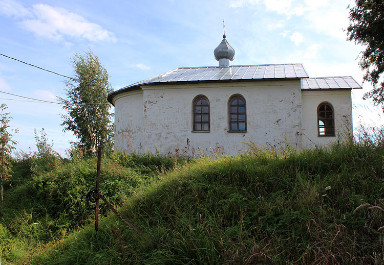 Часовня Николая Чудотворца, Береговые Морины (Новгородский район, Новгородская область). фасады, Вид с севера. С тропы вдоль часовни на горку проложена лестница.