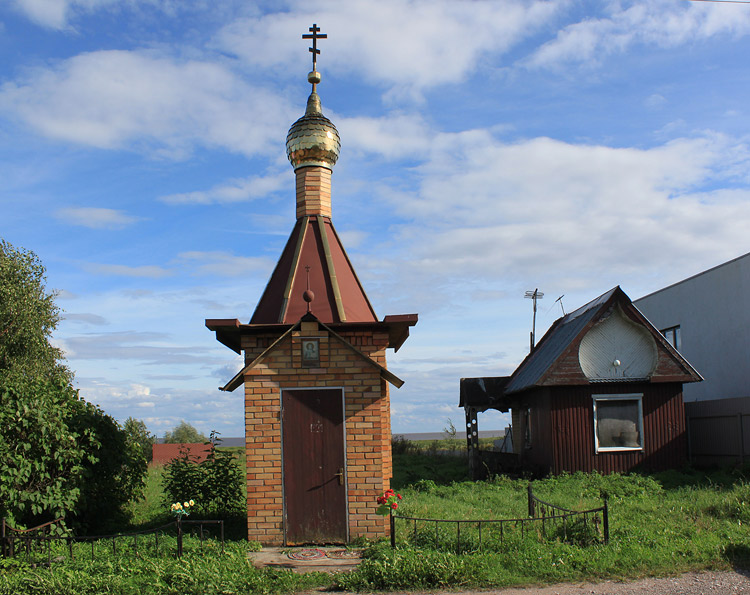 Неизвестная часовня, Троица (Новгородский район, Новгородская область). фасады, Вид с запада, с дороги. Позади часовни - озеро Ильмень