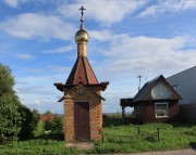 Неизвестная часовня, Вид с запада, с дороги. Позади часовни - озеро Ильмень<br>, Троица, Новгородский район, Новгородская область