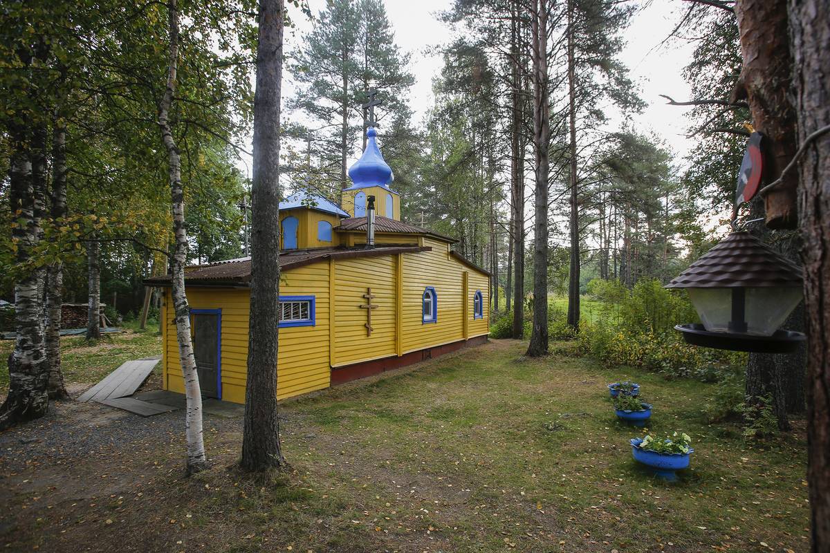 общий вид в ландшафте. Церковь Николая Чудотворца, Эссойла (Пряжинский район, Республика Карелия)