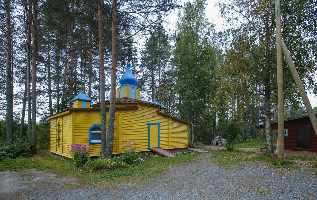 общий вид в ландшафте. Церковь Николая Чудотворца, Эссойла (Пряжинский район, Республика Карелия)