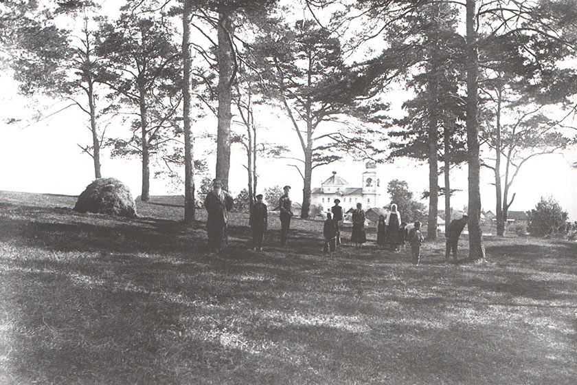 Сережань. Церковь Рождества Пресвятой Богородицы. архивная фотография, Сережань и Сережанская церковь (фото помещицы Клетновой, около 1910 г.)