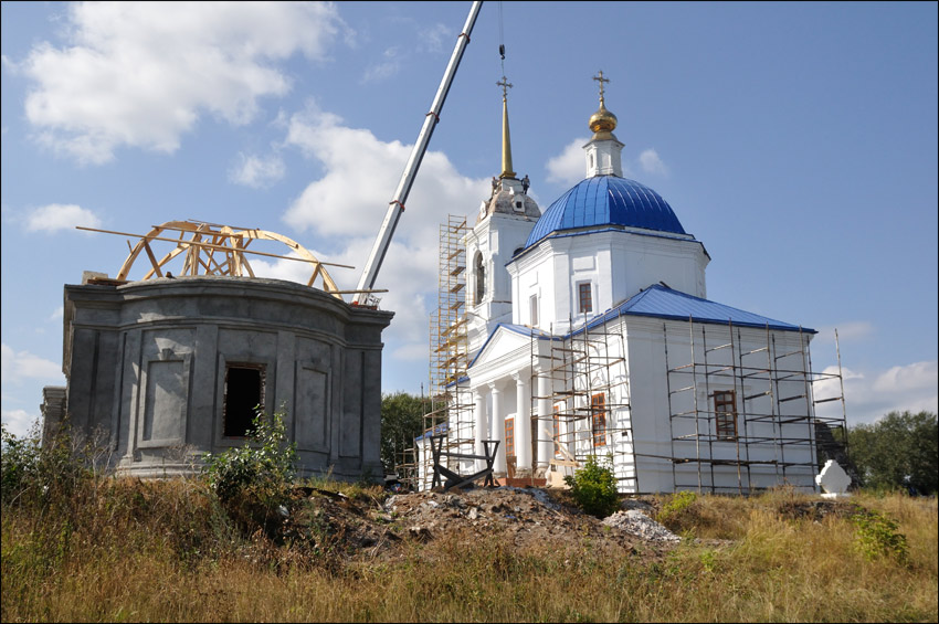 Храмовый комплекс. Церкви Рождества Пресвятой Богородицы и Покрова Пресвятой Богородицы, Большой Куяш (Кунашакский район, Челябинская область). документальные фотографии, Внешняя отделка храма основного храма почти готова