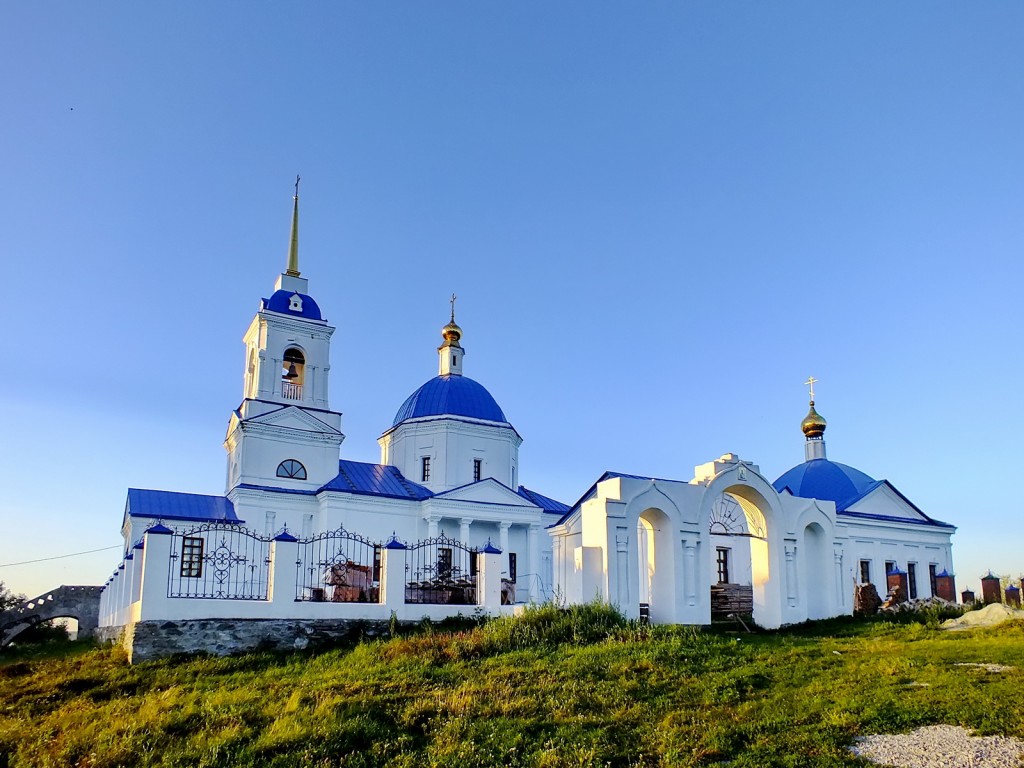Храмовый комплекс. Церкви Рождества Пресвятой Богородицы и Покрова Пресвятой Богородицы, Большой Куяш (Кунашакский район, Челябинская область). общий вид в ландшафте