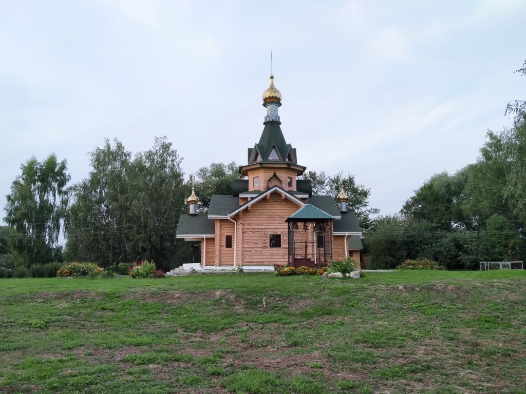 Кузьминское. Церковь Петра и Февронии. общий вид в ландшафте