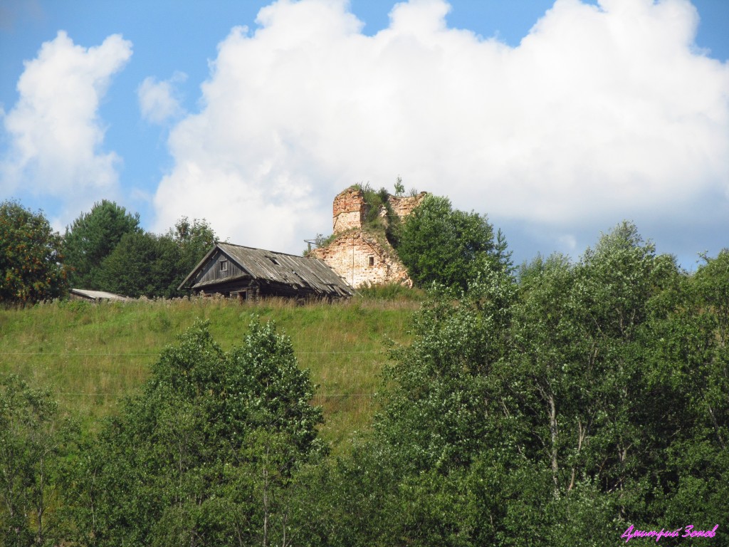 Колокольня церкви Воскресения Христова, Турино (Лузский район, Кировская область). общий вид в ландшафте, Руины колокольни Воскресенской церкви