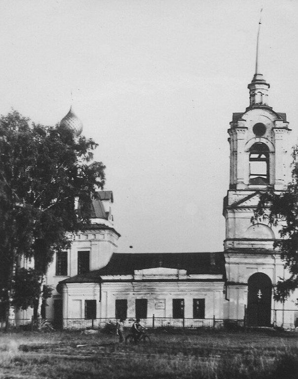 Унжа. Церковь Рождества Христова. архивная фотография, Церковь Рождества Христова (Макария Желтоводского) с колокольней. В середине 1990-х г.г. колокольня обрушилась