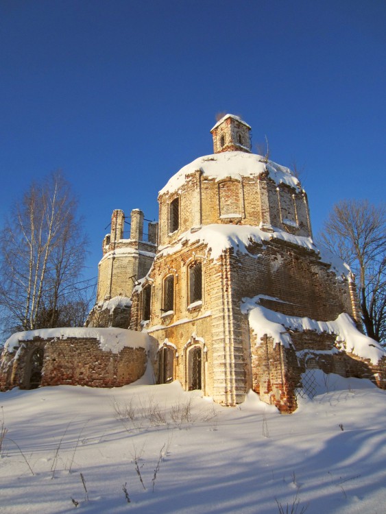 Сергиевское. Церковь Сергия Радонежского. общий вид в ландшафте, Вид с юго-востока