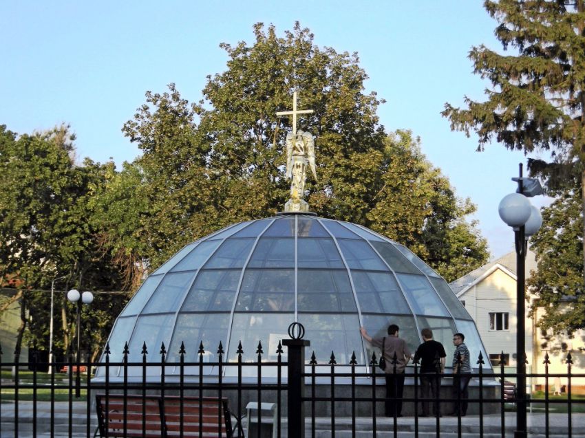 Часовня Иоасафа Белгородского, Белгород (Белгород, город, Белгородская область). архитектурные детали, Над пещеркой небесного покровителя Белгородской области, над местом упокоения чудотворца,   обнаруженного в 2009 году, установлен купол