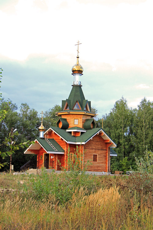 Кузьминское. Церковь Петра и Февронии. общий вид в ландшафте