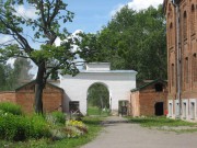 Староладожский Успенский девичий монастырь. Часовня в честь явления вмчц. Варвары схиигумении Евпраксии, Западные Святые врата. Слева бывшая часовня, справа бывшая сторожка<br>, Старая Ладога, Волховский район, Ленинградская область