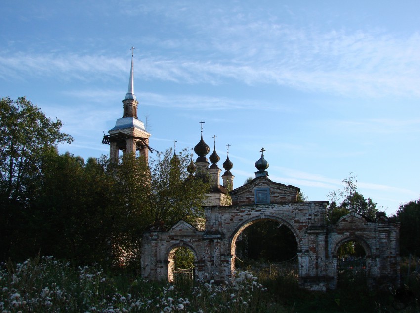 Церковь Успения Пресвятой Богородицы, Романово (Судиславский район, Костромская область). общий вид в ландшафте