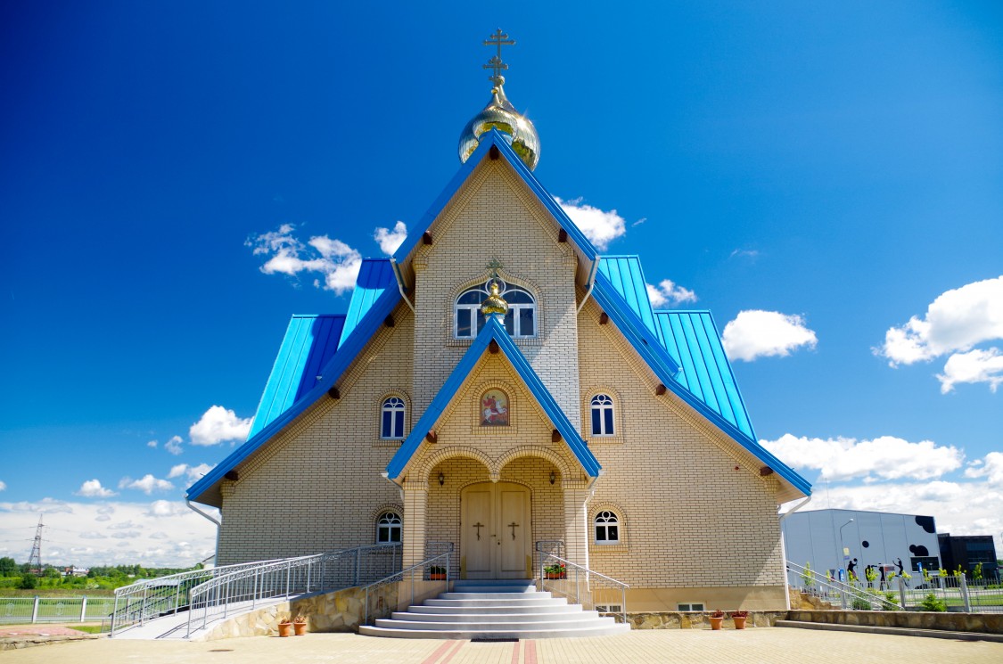 Саласпилс. Церковь Георгия Победоносца. фасады, Вход в церковь.