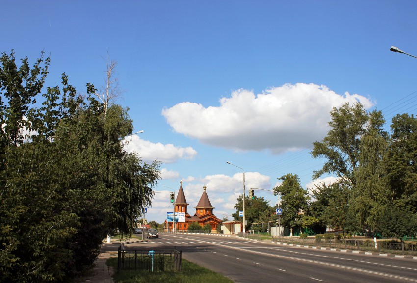 Белгород. Церковь Серафима Саровского в Старом городе. общий вид в ландшафте