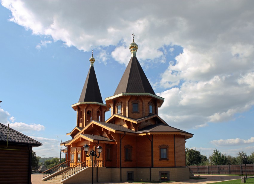 Белгород. Церковь Серафима Саровского в Старом городе. фасады