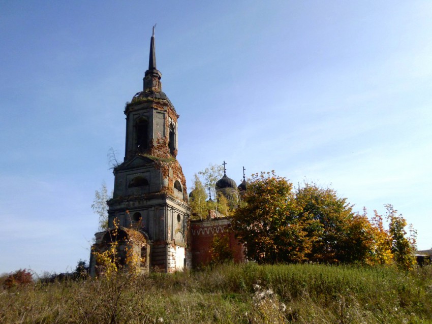 Красно. Церковь Троицы Живоначальной. общий вид в ландшафте, Вид с запада на колокольню