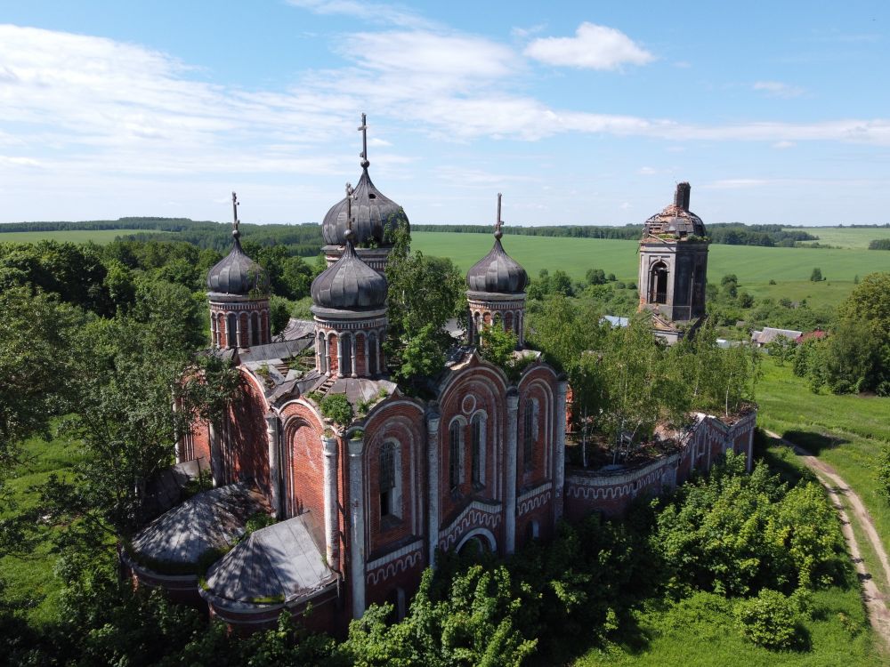 Красно. Церковь Троицы Живоначальной. общий вид в ландшафте