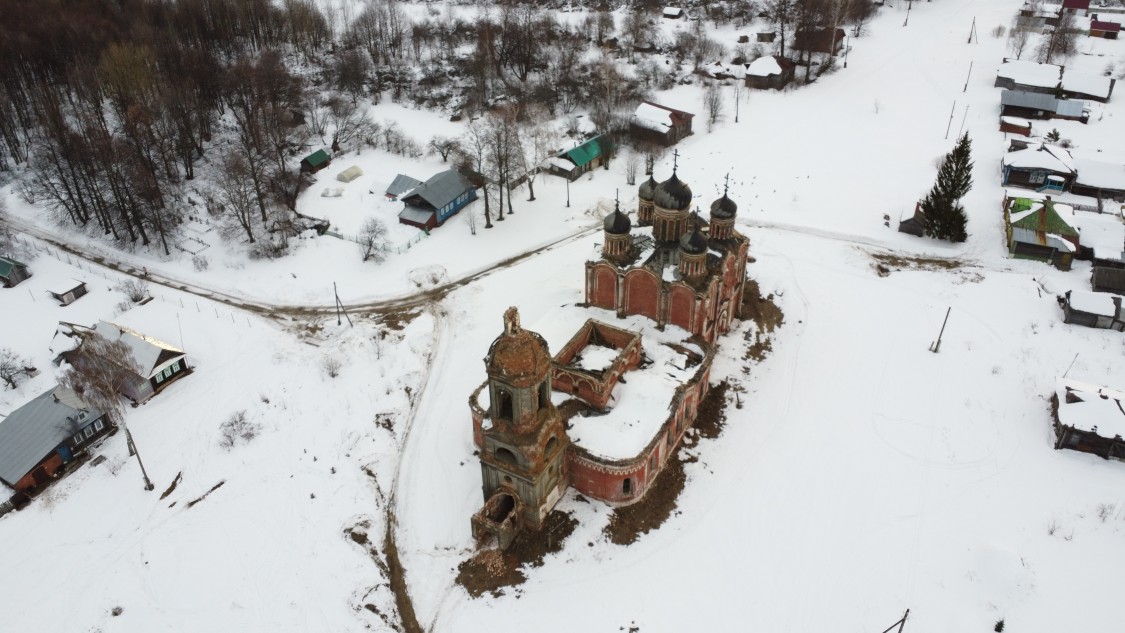 Красно. Церковь Троицы Живоначальной. общий вид в ландшафте