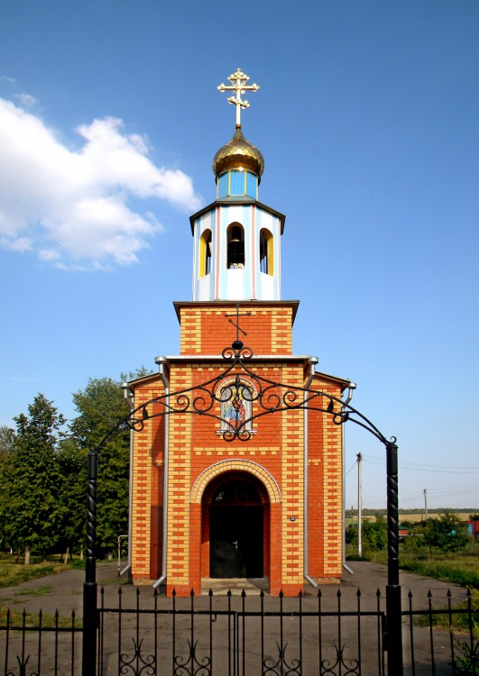 Погребки. Церковь Михаила Архангела. общий вид в ландшафте