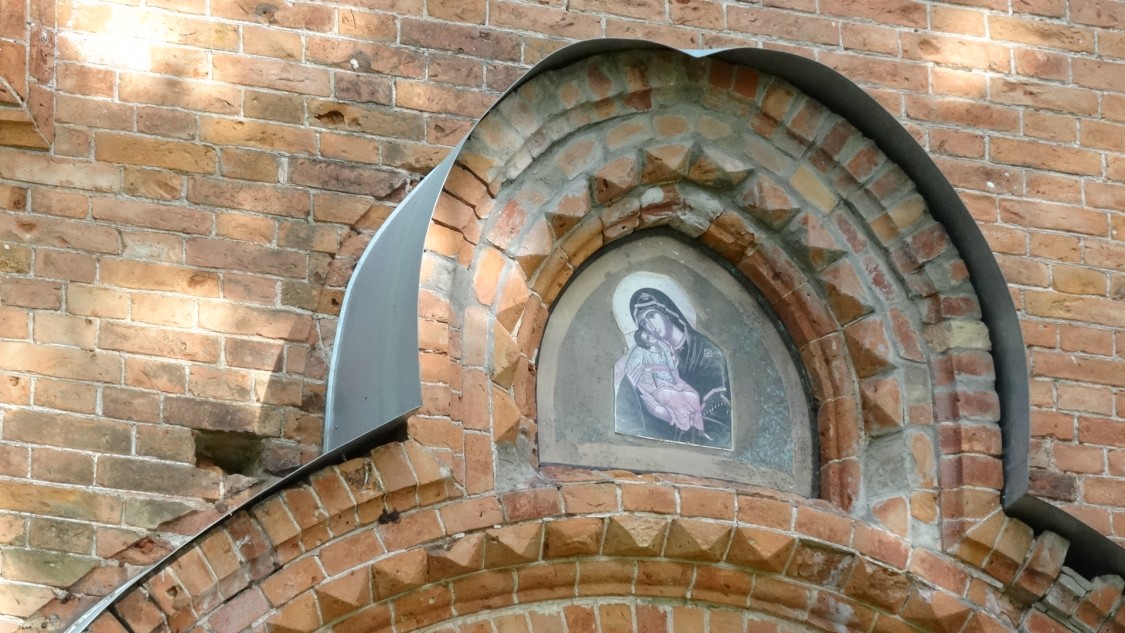 Тахкуранна. Церковь Успения Пресвятой Богородицы. архитектурные детали, Икона над входом.