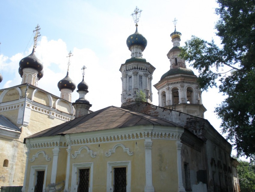 Церковь Успения Пресвятой Богородицы Дмитриевского прихода, Вологда (Вологда, город, Вологодская область). архитектурные детали, Вид с востока: слева - Дмитриевский храм, справа - Успенский.