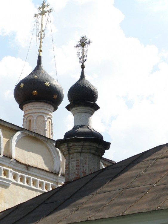 Церковь Успения Пресвятой Богородицы Дмитриевского прихода, Вологда (Вологда, город, Вологодская область). архитектурные детали, Купол над апсидой. На дальнем плане - малый купол храма Дмитрия Прилуцкого.