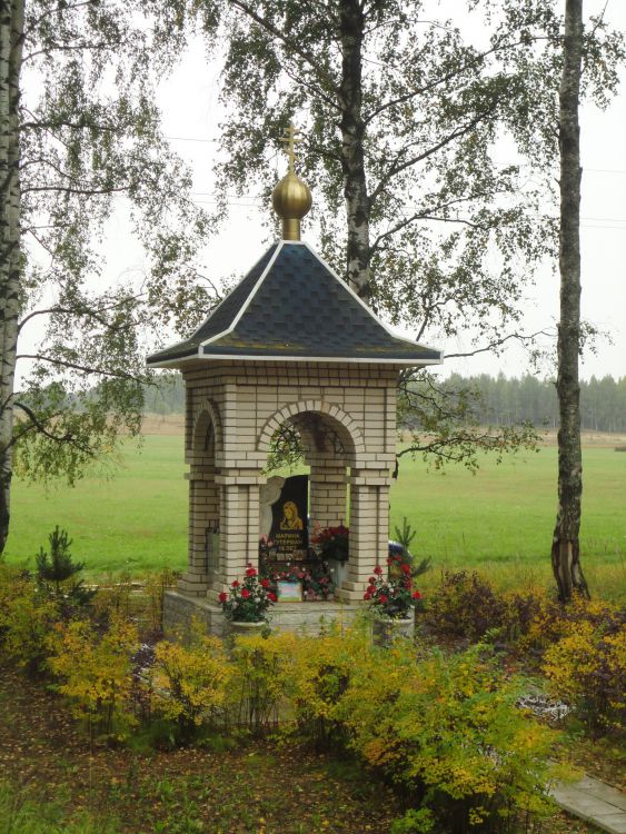 Часовня-памятник на месте гибели Марины Гутерман, Трасса Р132, 34-й километр (Некрасовский район, Ярославская область). общий вид в ландшафте