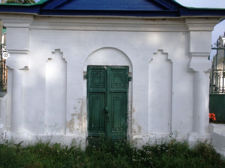 Часовня Ксении Петербургской, Братовщина (Пушкинский район и гг. Ивантеевка, Королёв, Московская область). архитектурные детали, Северный фасад и вход в часовню