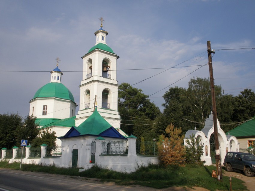 Часовня Ксении Петербургской, Братовщина (Пушкинский район и гг. Ивантеевка, Королёв, Московская область). общий вид в ландшафте, Вид с северо-запада. На переднем плане - часовня, на дальнем - Благовещенский храм