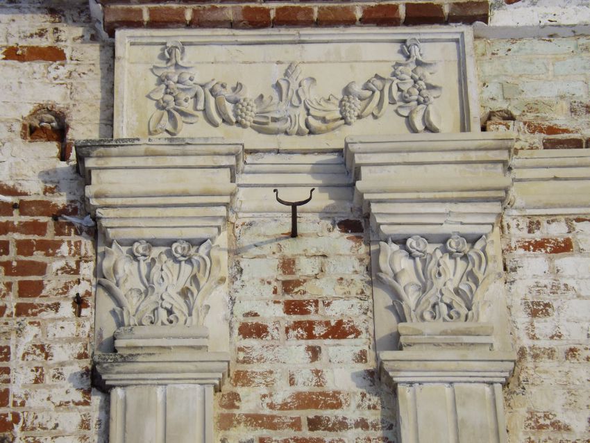 Кырмыж. Церковь Воскресения Христова. архитектурные детали, Каменная резьба, южный фасад