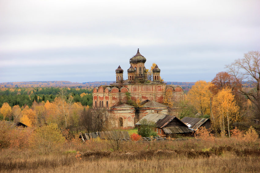 Кырмыж. Церковь Воскресения Христова. общий вид в ландшафте, на въезде в Кырмыж