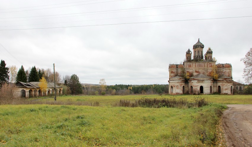Церковь Воскресения Христова, Кырмыж (Кумёнский район, Кировская область). общий вид в ландшафте, Торговые ряды, церковь, школа.