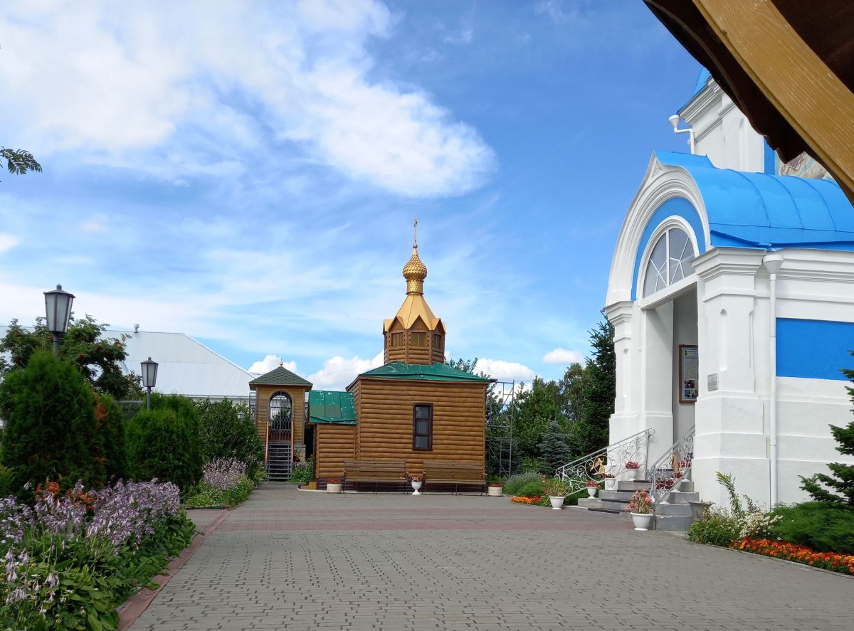 Покровский Александро-Невский женский монастырь, Колывань (Колыванский район, Новосибирская область). фасады, Вход в собор и водосвятная часовня Царственных страстотерпцев, Новомучеников и исповедников Церкви Русской